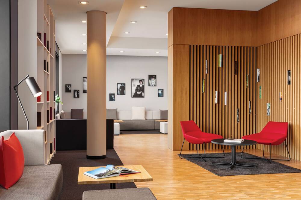 Komfortable Sitzmöglichkeiten im Living Room im Ernst Leitz Hotel.