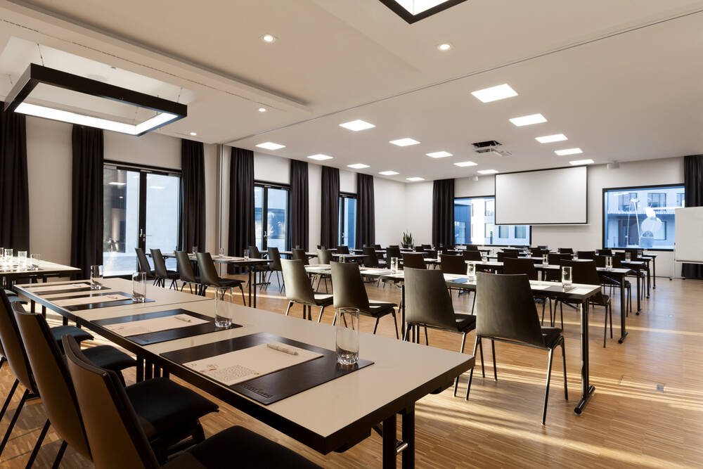 Großzügiger, moderner Meetingroom im Tagungsbereich des Ernst Leitz Hotels.