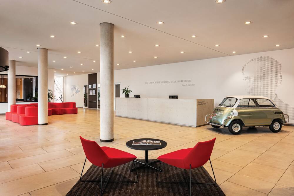Eingangshalle und Rezeption im Ernst Leitz Hotel.