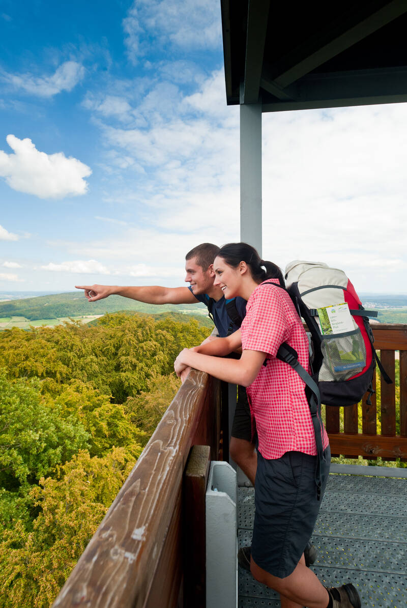 Ein Mann und eine Frau stehen auf einem Aussichtspunkt im Lahn-Dill-Bergland.