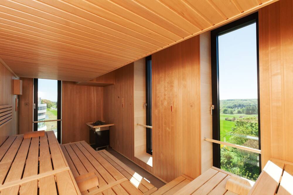Die Sauna mit Naturblick im Wellnessbereich des Ernst Leitz Hotels